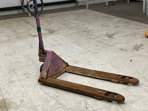 lot 11 image: Crown 5000# Pallet Jack