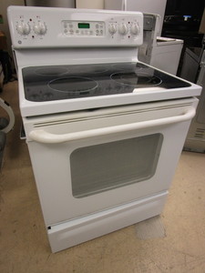 lot 412 image: GE ELECTRIC STOVE
