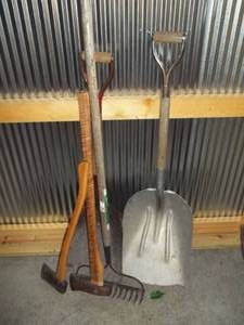 lot 362 image: Yard Tools