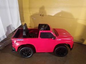 lot 19 image: Chevy Truck 6v--damaged---