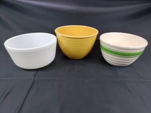 lot 2 image: 3 Mixing Bowls  Fiesta, Pyrex