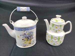 lot 4 image: 2 Decorative Collectible Teapots, Hallmark