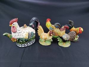lot 5 image: Rooster Collectible Decoratives