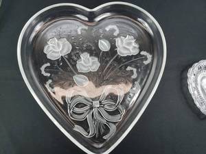 lot 6 image: Heart Shaped Glassware, Platters with Roses