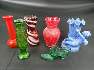lot 9 image: 6 Decorative Flower Vases