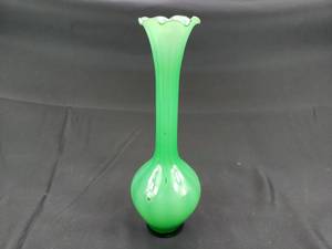 lot 11 image: Small Decorative Green Glass Vase