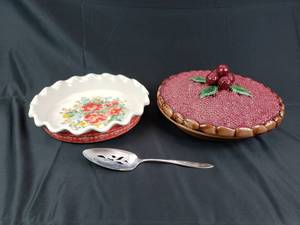 lot 16 image: Decorative Pie Plates and Spoon