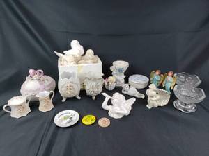 lot 20 image: Large Lot of Small Decorative Glass and Ceramic