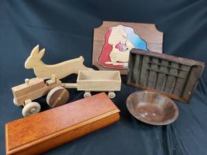 lot 35 image: Lot of Wooden Home Items