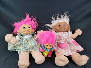 lot 43 image: 3 Trolls