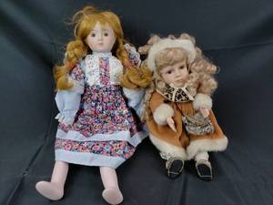lot 44 image: 2 Musical Porcelain Dolls With