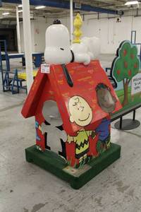 lot 25 image: Shulz Peanuts For Peace Snoopy Dog House by Jennifer Kingsbury & Roxane Klepperich