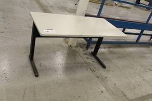 lot 16 image: Computer Desk Table