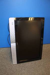 lot 74 image: Vizio 32in. HDMI HDTV Flatscreen TV