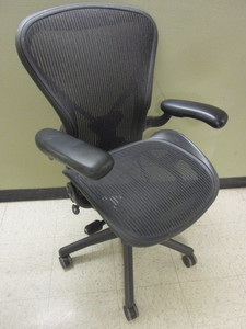 lot 511 image: HERMAN MILLER ADJUSTABLE OFFICE CHAIR