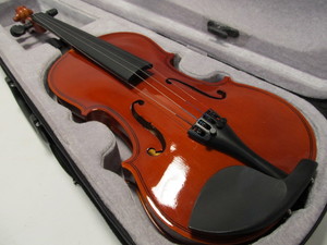 lot 240 image: Like-New Full Size Violin wCase