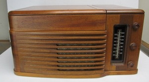 lot 6 image: Excellent Vintage PHILCO Tabletop Turntable Stereo Cabinet 