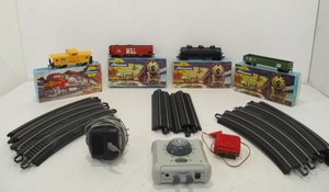lot 12 image: Group of Vintage HO Trains & Track