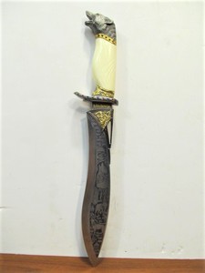 lot 37 image: Wolfs Head Decorative KnifeDagger