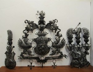 lot 52 image: Ornate vintage Heavy Cast Metal Austrian Coat of Arms Wall Sculptures