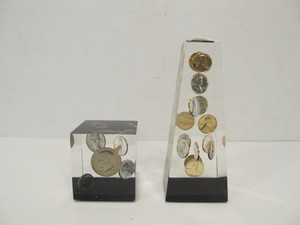 lot 48 image: 2 Vintage 1970s Lucite Statues wFloating US Coins