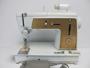lot 69 image: Working Vintage SINGER Model 603 Sewing Machine