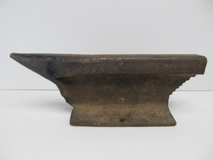 lot 72 image: Primitive Antique Cast Iron Anvil