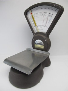 lot 74 image: Vintage Cast Iron Pitney Bowes Postal Scale