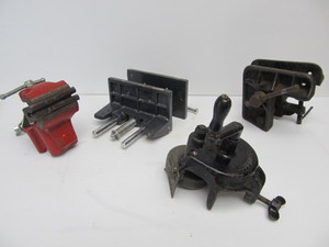lot 77 image: 3 Bench Vises & SharpeningGrinding Wheel