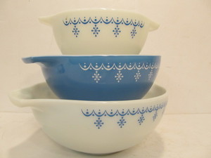 lot 101 image: Set of 3 Vintage PYREX Mixing Bowls - Snowflake Blue