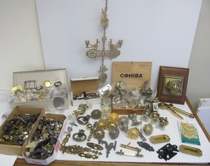 lot 127 image: LARGE Lot of Assorted Vintage Brass & other Hardware etc
