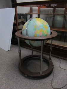 lot 201 image: 16 Vintage Lighted Replogle Heirloom Globe wStand