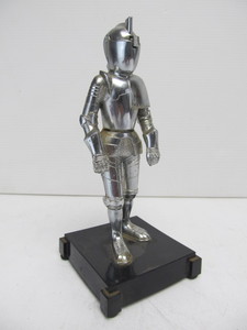 lot 207 image: Vintage 1950s Hamilton Knight in Armor Table Lighter