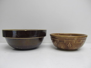 lot 209 image: Nice Pair of Vintage Stoneware Mixing Bowls - Including Red Wing