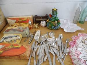 lot 20 image: Flatware - Decor