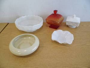 lot 30 image: Milk Glass - Decor
