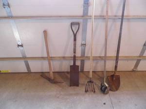 lot 113 image: Yard Tools