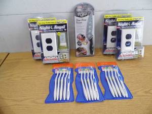 lot 67 image: Night Angels - Toothbrushes - Knife