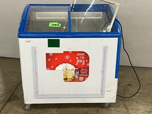 lot 14 image: Commercial Rolling Showcase Freezer