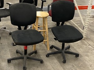 lot 80 image: Lot Of (5) Assorted Office Chairs & (1) Wooden Bar Stool
