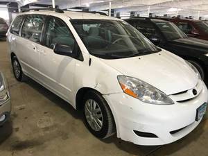 lot 10 image: 2007 Toyota Sienna CE