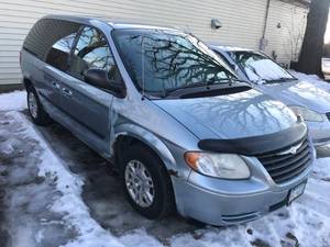 lot 30 image: 2005 Chrysler Town & Country