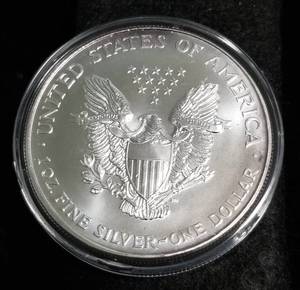 lot 10 image: 1994 AMERICAN SILVER EAGLE 1 TROY OZ. .999 FINE SILVER IN AIRTITE