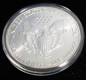 lot 16 image: 1986 AMERICAN SILVER EAGLE 1 TROY OZ. .999 FINE SILVER IN AIRTITE