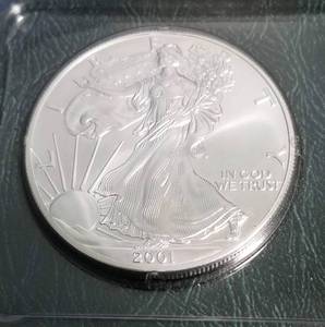 lot 41 image: 2001 AMERICAN SILVER EAGLE 1 TROY OZ. .999 FINE SILVER DOLLAR