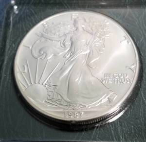 lot 48 image: 1987 AMERICAN SILVER EAGLE 1 TROY OZ. .999 FINE SILVER DOLLAR