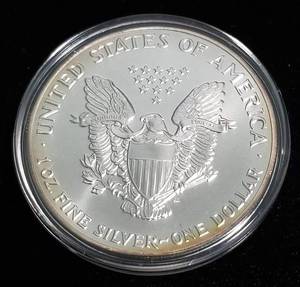 lot 52 image: 1992 AMERICAN SILVER EAGLE 1 TROY OZ. .999 FINE SILVER IN AIRTITE