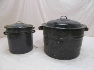 lot 17 image: granite ware pot