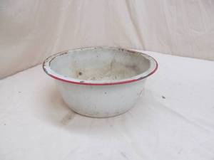 lot 89 image: granite ware dish pan