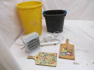 lot 129 image: Holmes heater, cords